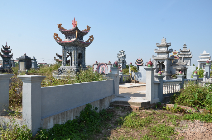 watermark_dsc_1081-1849_20201114_244.jpg Những ngôi mộ ở khu cũ tại nghĩa trang xã Đông La. Ảnh: Dương Đình Tường.
