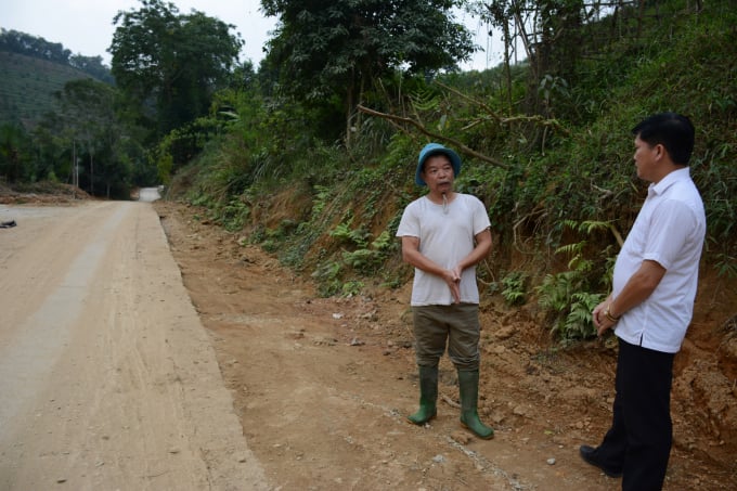 Ông Phan Văn Ngoan (người đội mũ) bên con đường gia đình ông đã hiến 722m2. Ảnh: Thái Sinh.