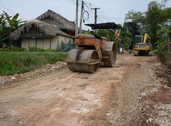 Đường vào xã Mường Lai đang xây dựng. Ảnh: Thái Sinh.