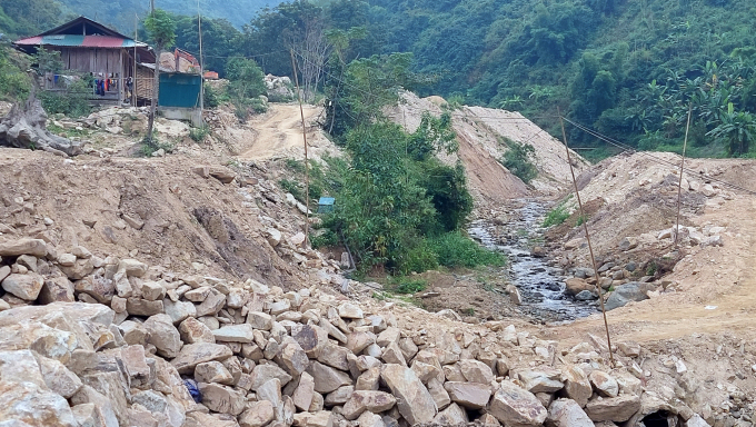 Suối Xi Nhe bị xâm hại bởi hoạt động san lấp mặt bằng trái phép, lấn chiếm của Công ty TNHH DV TM Đông Thuận Phát. Ảnh: Võ Dũng.