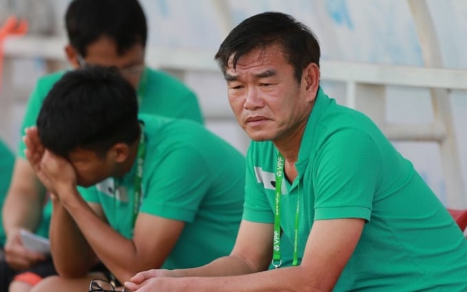 loi-canh-tinh-cho-tu-duy-bong-da-kieu-bao-cap-1608_20201208_545.jpg HLV Phan Thanh Hùng chia tay Quảng Ninh sau 4 năm gắn bó. Ảnh: VPF.