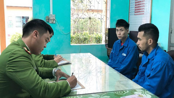 dt1_aepr-1453_20201210_693.jpg Công an đang lấy lời khai đối tượng Quách Văn Chính và Dương Văn Quân. Ảnh: Công an cung cấp.