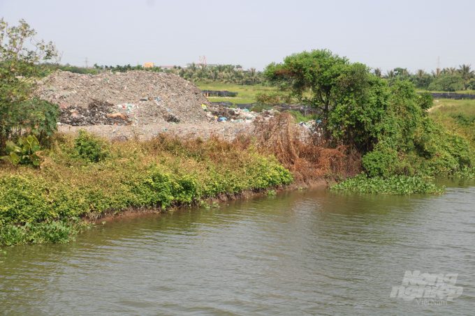 watermark_akh2-2-2124_20201212_965.jpg Xuất hiện những bãi rác ngay sát hệ thống thủy lợi An Kim Hải. Ảnh: HG