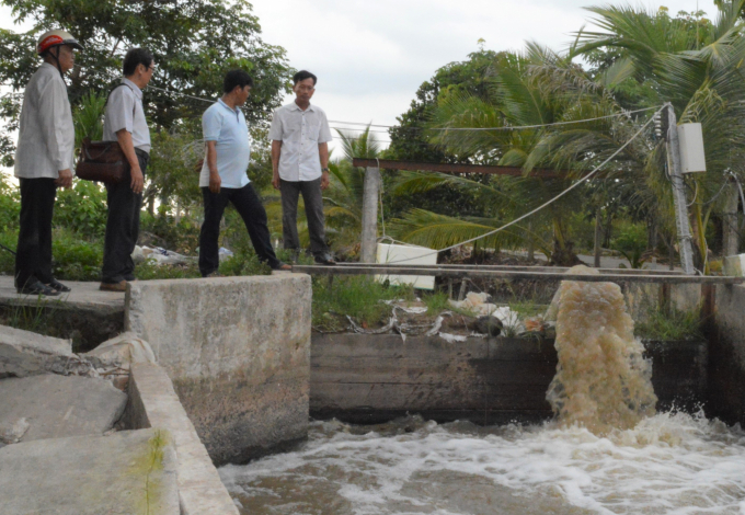 Hợp tác xã Nông nghiệp Thạnh Hòa, huyện Châu Thành, Kiên Giang làm dịch vụ bơm tưới cho xã viên. Ảnh: Đào Trung Chánh.