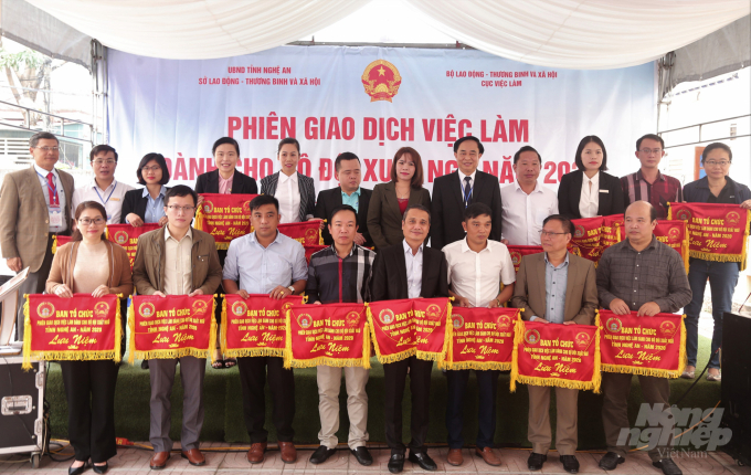 watermark_5ca31c98946b65353c7a-1425_20201215_730.jpg Các doanh nghiệp, đơn vị tuyển dụng cam kết ban hành các chính sách ưu đãi đối với người lao động. Ảnh: VK.