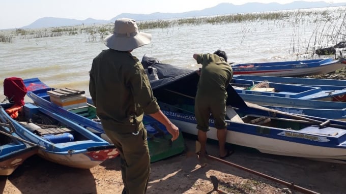 Lực lượng chức năng tỉnh Tây Ninh ra quân lập biên bản xử lý phương tiện, ngư cụ vi phạm. Ảnh: Trần Trung.