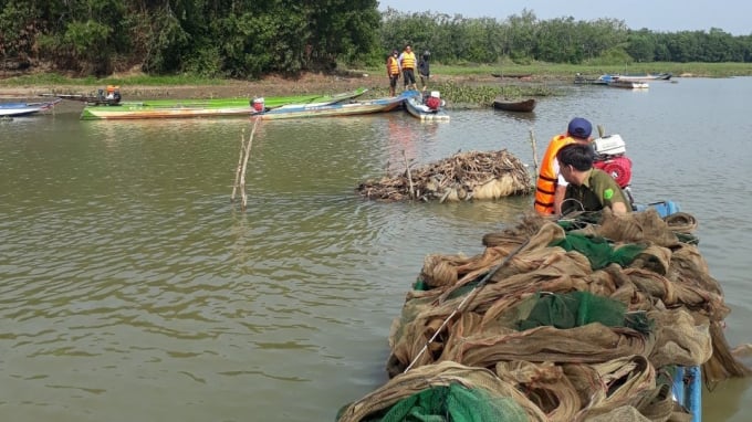 Lực lượng chức năng tỉnh Tây Ninh ra quân lập biên bản xử lý phương tiện, ngư cụ vi phạm. Ảnh: Trần Trung.