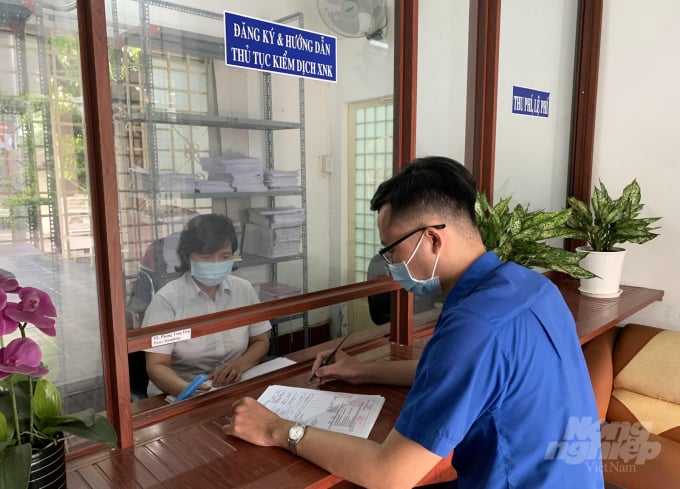 watermark_can-bo-ccty-vung-vii-tiep-nhan-ho-so-yeu-cau-kiem-dich-cua-dn-anh-hd-1356_20201201_168.jpg Cán bộ CCTY vùng VII tiếp nhận hồ sơ yêu cầu kiểm dịch của DN. Ảnh: HĐ