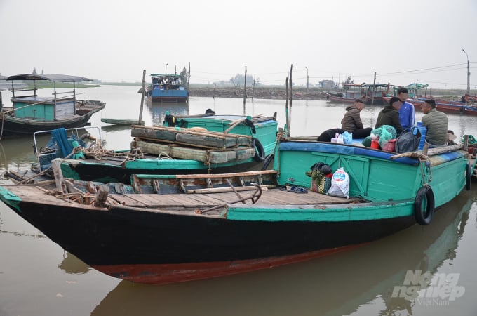 watermark_dsc_1293-0011_20201218_888.jpg Chuẩn bị cho thuyền đi cào ngao. Ảnh có tính chất minh họa: NNVN.