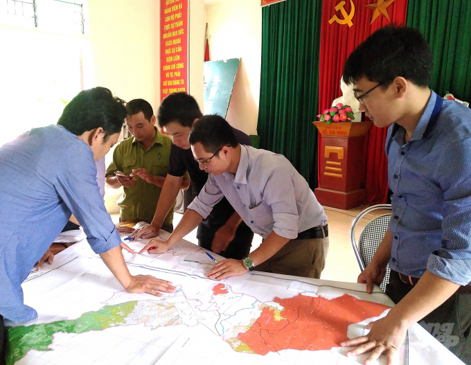 watermark_kiem-tra-rung-1255_20201221_60.jpg Cán bộ Quỹ Bảo vệ và Phát triển rừng Nghệ An đang triển khai công tác chuyên môn. Ảnh: VK.