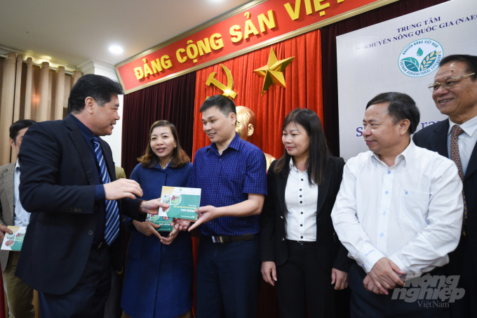 watermark_tap-huan-5-1446_20201217_941.jpg Ông Lê Quốc Thanh, Giám đốc TTKNQG tặng tài liệu khuyến nông sản xuất rau an toàn cho các học viên trong lớp tập huấn do trung tâm hợp tác với Quỹ Syngenta tổ chức. Ảnh: Tùng Đinh.