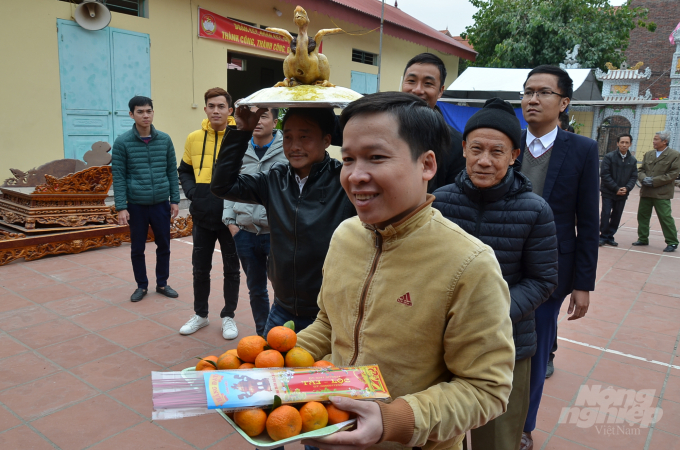 watermark_2-1226_20201223_811.jpg Đội lễ vào đình. Ảnh: NNVN.