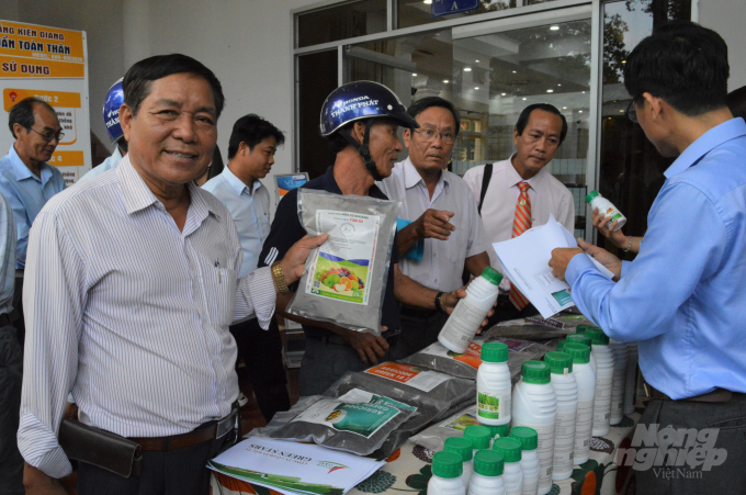 Ứng dụng Chitosan và axit amin chiết xuất từ phụ phẩm ngành tôm, Green Stars đã sản xuất ra nhiều sản phẩm phục vụ phát triển nông nghiệp hữu cơ. Ảnh: Trung Chánh.