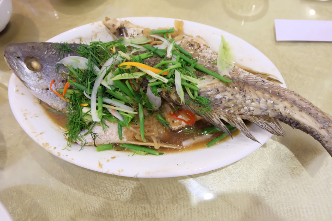 Đĩa cá chẽm chưng tương.