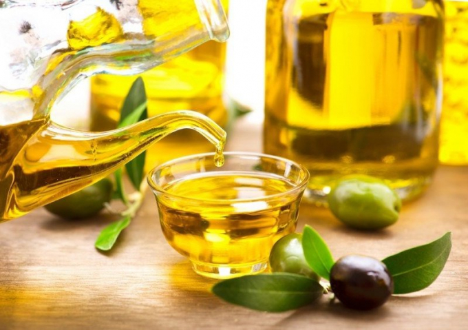dau-oliu-0837_20210111_347.jpg Dầu olive và giấm sẽ làm đồ gỗ cũ sáng bóng trở lại.