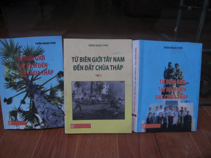 sach-1-1423_20210111_68.jpg Ba cuốn hồi ký. Ảnh: Song Đặng.