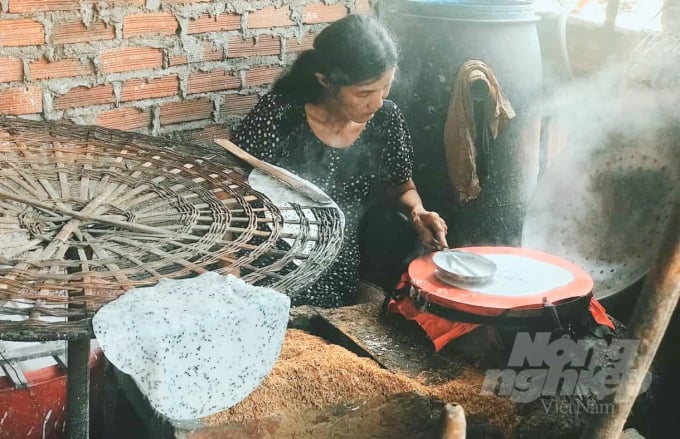 watermark_1-1426_20210118_286.jpg Hầu hết các lò tráng bánh ở Bình Định đều sản xuất bằng phương pháp thủ công. Ảnh: Vũ Đình Thung.