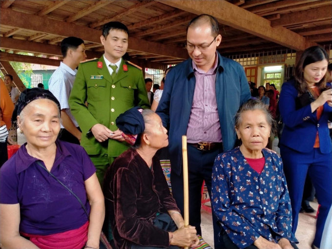  Ông Vi Hòe trò chuyện với dân bản Xiềng Tắm, xã Mỹ Lý, huyện Kỳ Sơn.