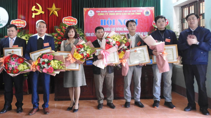 Các tập thể thuộc Công ty cao su Hà Tĩnh đón nhận bằng khen của Tập đoàn CNCSVN. Ảnh: Thanh Nga.