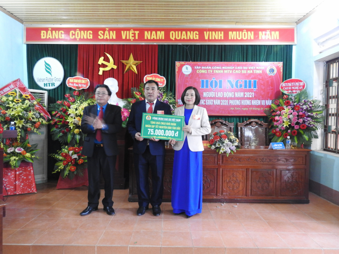 Công đoàn CSVN trao quà tết cho người lao động có hoàn cảnh khó khăn. Ảnh: Thanh Nga.