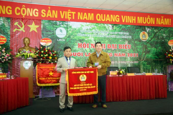 img_7480-1648_20210120_631.jpg Ông Võ Việt Tài - Phó Chủ tịch Công đoàn Cao su việt nam - trao cờ thi đua xuất sắc cho Công đoàn công ty. Ảnh: T.P.