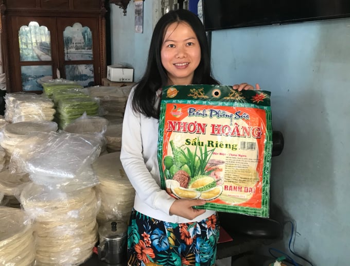Chị Trần Hoàng Trúc giới thiệu sản phẩm của cơ sở. Ảnh: Minh Đảm.