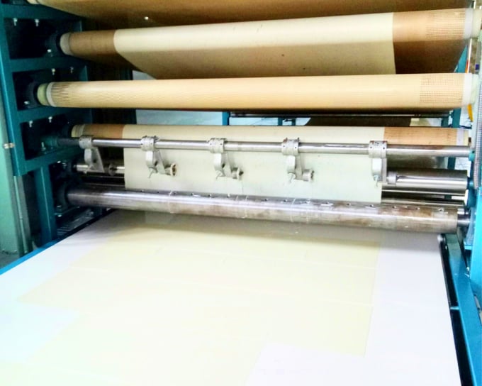Ép bánh phồng bằng máy. Ảnh: Minh Đảm.