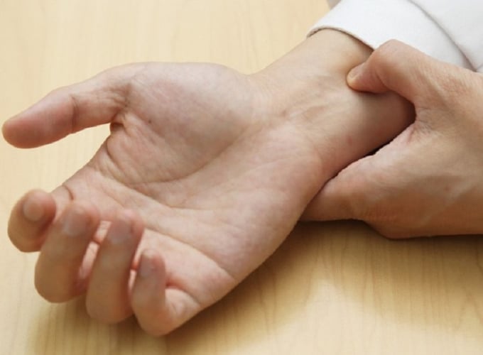 Ấn vào huyệt nội quan ở cổ tay trong 4-5 giây có thể giúp bạn nhanh chóng hết cảm giác say xe.