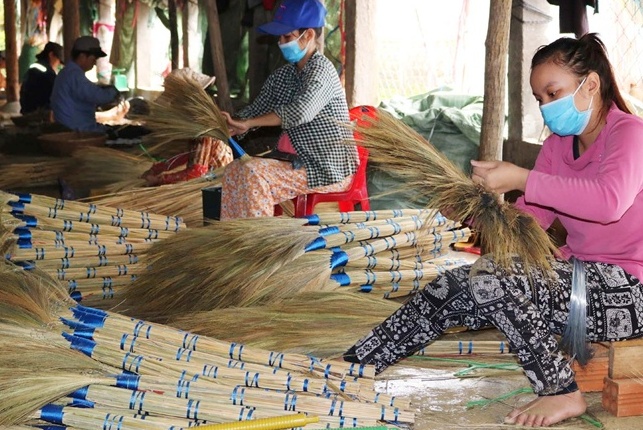 anh-bo-choi-2144_20210203_81.jpg Dịp gần Tết làng nghề bỏ chổi cũng hoạt động nhộn nhịp để cung ứng nhu cầu của thị trường. Ảnh: KS.