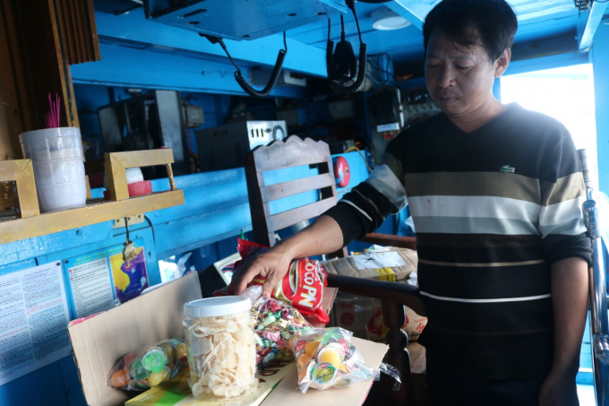 Chuyến biển xuyên Tết các tàu đều mang theo bánh, mứt các loại để bám biển săn cá ngừ đại dương. Ảnh: KS.