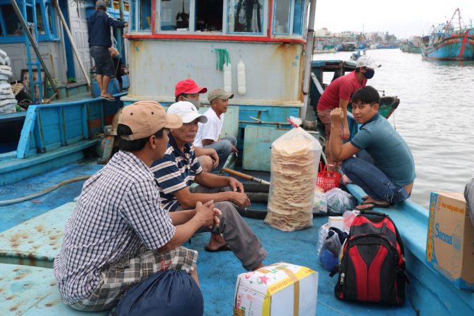 Các ngư dân lên tàu bám biển xuyên Tết. Ảnh: KS.