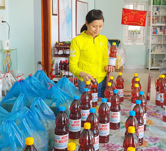 nuoc-mam-2144_20210203_58.jpg Sản phẩm nước nắm cũng hút hàng trong mùa Tết. Ảnh: NX.