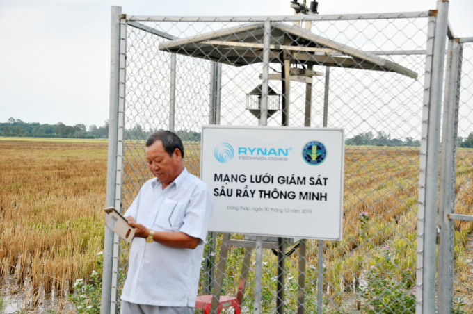 Hiện nay, nhiều nông dân sản xuất lúa ở Đồng Tháp không còn lo âu bị sâu, rầy tấn công nữa vì đã có trang bị Trạm giám sát sâu rầy thông minh. Ảnh: Lê Hoàng Vũ.