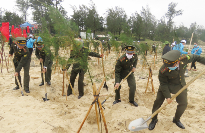 33-1303_20210218_691.jpg Lực lượng kiểm lâm Quảng Bình tham gia trồng cây sau buổi lễ. Ảnh: N. Tâm