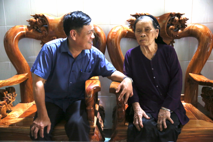 0e7a7729-1412_20210118_344.jpg Con trai cụ Ty: 'Bà nịnh con dâu, nói xấu con gái, không sợ mấy cô nghe được à?'. Cụ Ty: 'Tao có nói trước mặt chúng nó đâu'. Ảnh: Khương Hồng Thủy.