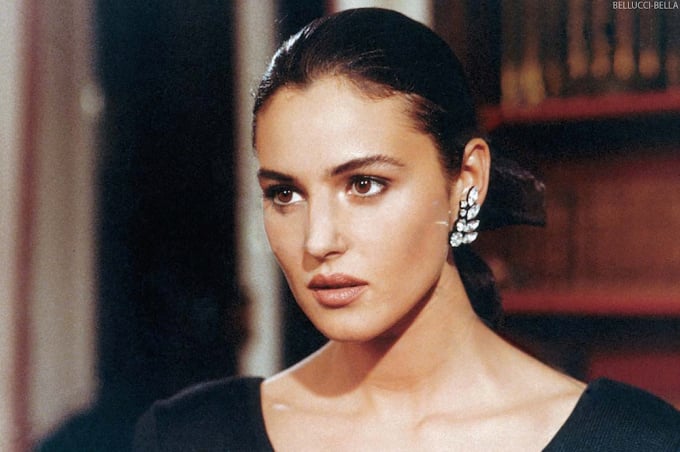 2-trong-phim-1930_20210222_372.jpeg Monica Bellucci trong một bộ phim truyền hình.