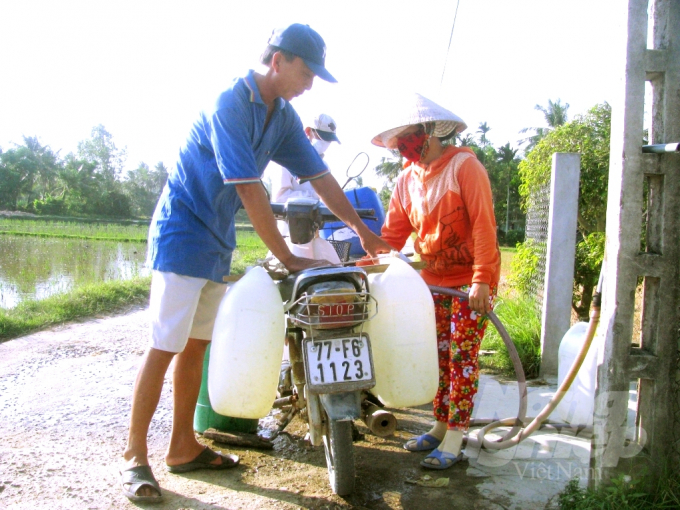 Đa số hộ dân ở xã Cát Thành phải mua nước thùng hoặc nước bình để làm nước nấu ăn và uống. Ảnh: Vũ Đình Thung.