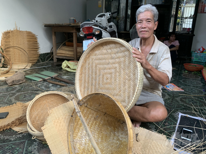 watermark_ong-hai-hien-dan-thung-nia-o-xom-thung-yen-ha--anh-hd-1104_20210119_291.jpg Ông Hai Hiển đan thúng, nia ở xóm thúng Yên Hạ. Ảnh: HĐ.