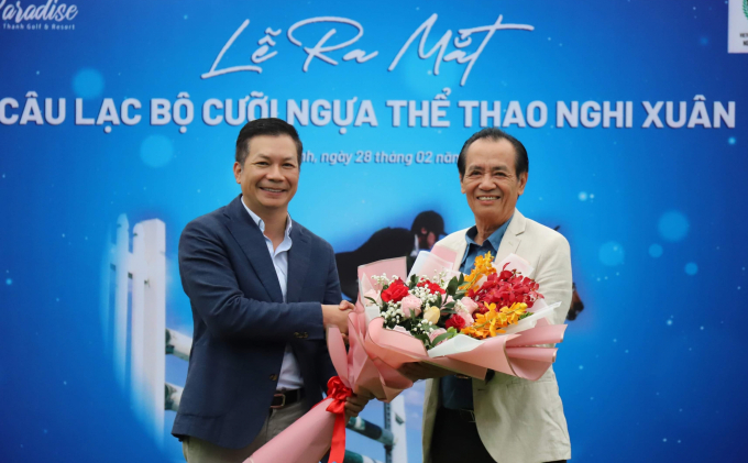 Ông Nguyễn Ngọc Mỹ, Chủ tịch Tập đoàn Vabis (bên phải) cho biết, CLB cưỡi ngựa thể thao bao gồm các hoạt động như: huấn luyện cưỡi ngựa, nhảy vượt rào (jumping), cưỡi ngựa trên biển, cưỡi ngựa dã ngoại…