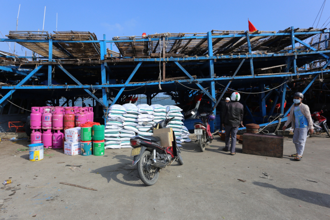 Tàu câu mực khơi ở Quảng Nam chuẩn bị nhu yếu phẩm để ra khơi. Ảnh: L.K.