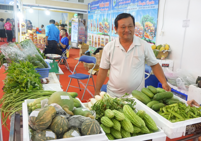 Rau màu tươi sống có giá bán ít dao động so với trái cây. Ảnh: HĐ