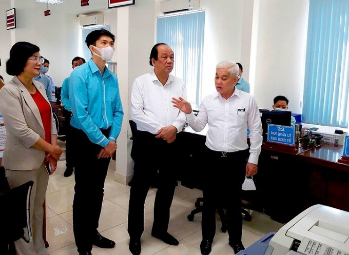 Ngày 5/3 vừa qua, trong buổi thăm và làm việc với Bình Phước, Bộ trưởng, Chủ nhiệm Văn phòng Chính phủ Mai Tiến Dũng đánh giá cao những thành tựu kinh tế, xã hội Bình Phước đạt được mấy năm gần đây. (Trong ảnh: Bộ trưởng Mai Tiến Dũng thăm Trung tâm phục vụ hành chính công tỉnh Bình Phước). Ảnh: Văn Lâm.
