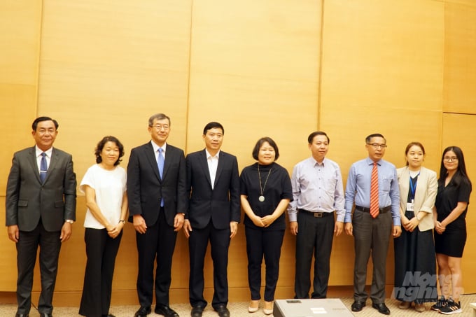 Tổng lãnh sự quán Nhật Bản tại TP.HCM Watanabe Nobuhiro, đại diện hai tổ chức Seed to Table và Asia Rainbow, cùng lãnh đạo tỉnh Trà Vinh, Kiên Giang, Đồng Tháp tại Lễ công bố viện trợ. Ảnh: Nguyễn Thủy.