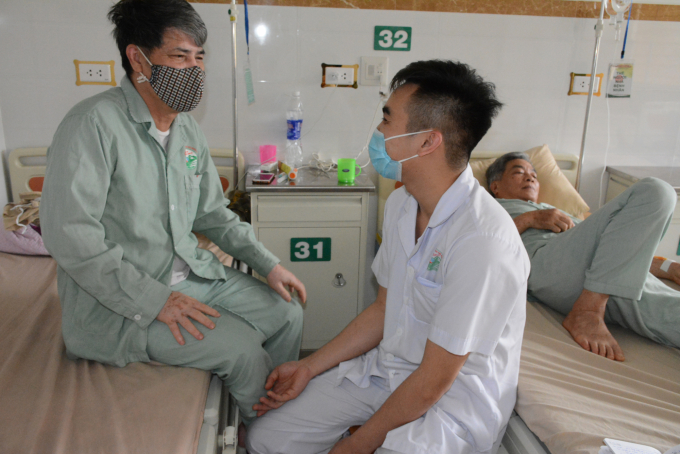 a3-2228_20210317_863.jpg Thầy thuốc thăm hỏi bệnh nhân Phạm Thanh Hòa. Ảnh: Thái Sinh.
