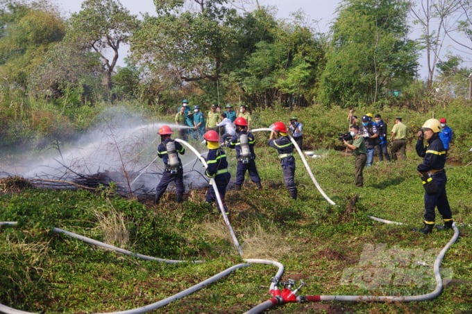 watermark_z2383456318346_94d98e76a9ca6d63553cec87fe077400-0957_20210317_599.jpg Ban quản lý Vườn chim Bạc Liêu phối hợp với Phòng Cảnh sát PCCC & CNCH (Công an tỉnh Bạc Liêu) và một số đơn vị có liên quan tổ chức thực tập chữa cháy rừng 2021 tại khu đặc dụng Vườn chim Bạc Liêu với sự tham gia khoảng 100 người. Ảnh: CTV.