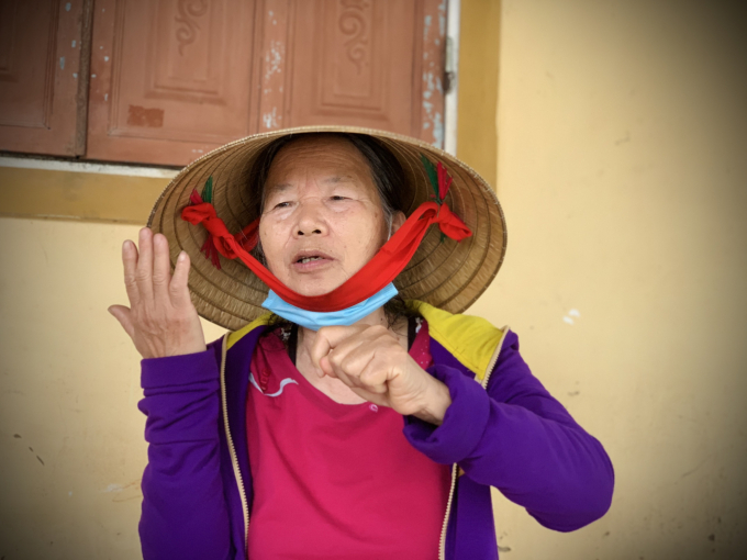 z2384022935937_5af532846f3701e2df74ac98faa45d69-1531_20210317_332.jpg Người thân anh Hoan kể lại quá trình ông Yên chữa bệnh cho cháu của mình nhưng không đạt hiệu quả. Ảnh: Gia Hưng.