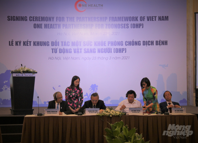3 Thứ trưởng kí kết Khung Đối tác Một sức khỏe Phòng chống Dịch bệnh từ Động vật sang Người. Ảnh: Phạm Hiếu.