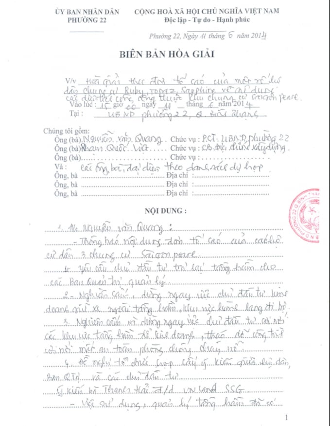 Ngay từ năm 2014, cư dân các toà nhà tại Saigon Pearl đã liên tục phản đối việc chủ đầu tư chiếm giữ sử hành lang đi bộ chung để giữ xe thu tiền. Ảnh: chụp văn bản.