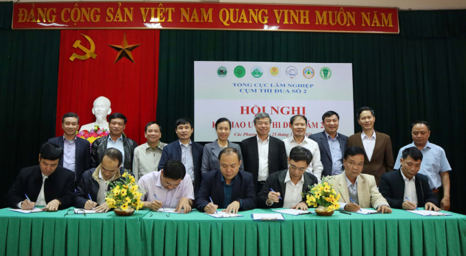 Lãnh đạo các đơn vị ký giao ước thi đua.