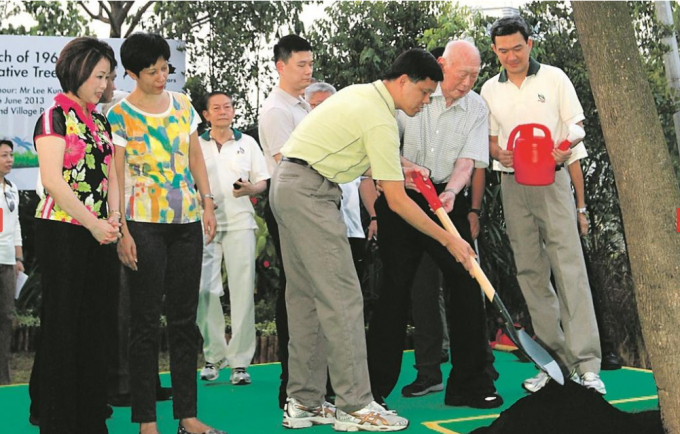 screenshot_1617178467-1515_20210331_327.jpeg Ông Lý Quang Diệu luôn quan tâm và coi trọng việc trồng cây xanh cho đến những ngày cuối đời. Ảnh: Today